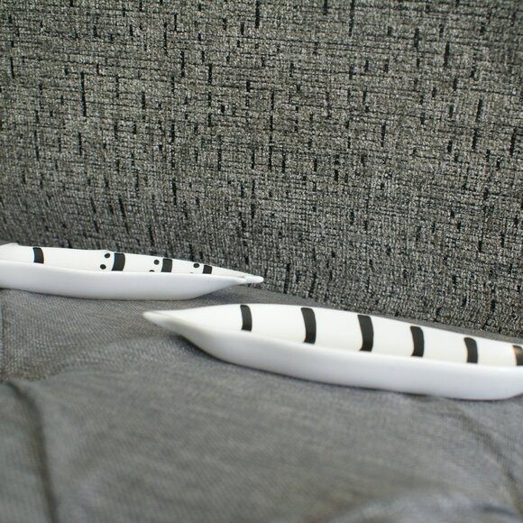 Set of 2 Nate Berkus Trinket Dishes Bowls Black White Leaves Feathers 8" Long - Picture 6 of 6